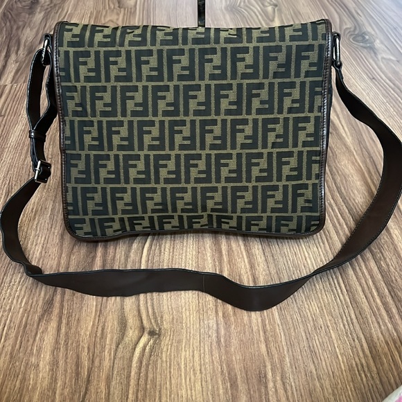 A159- ๐ฏ % authentic Fendi crossbody bag - Picture 3 of 16
